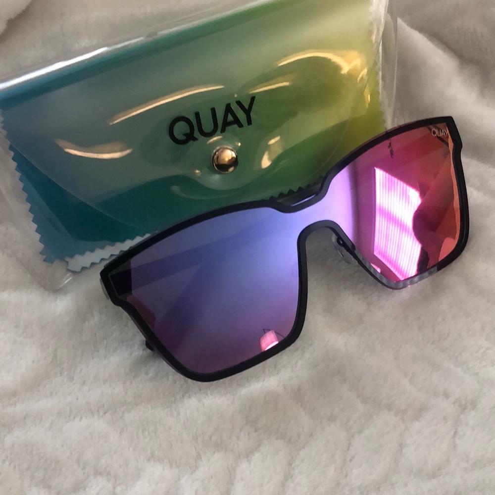 NEW NEVER WORN QUAY SUNGLASSES
